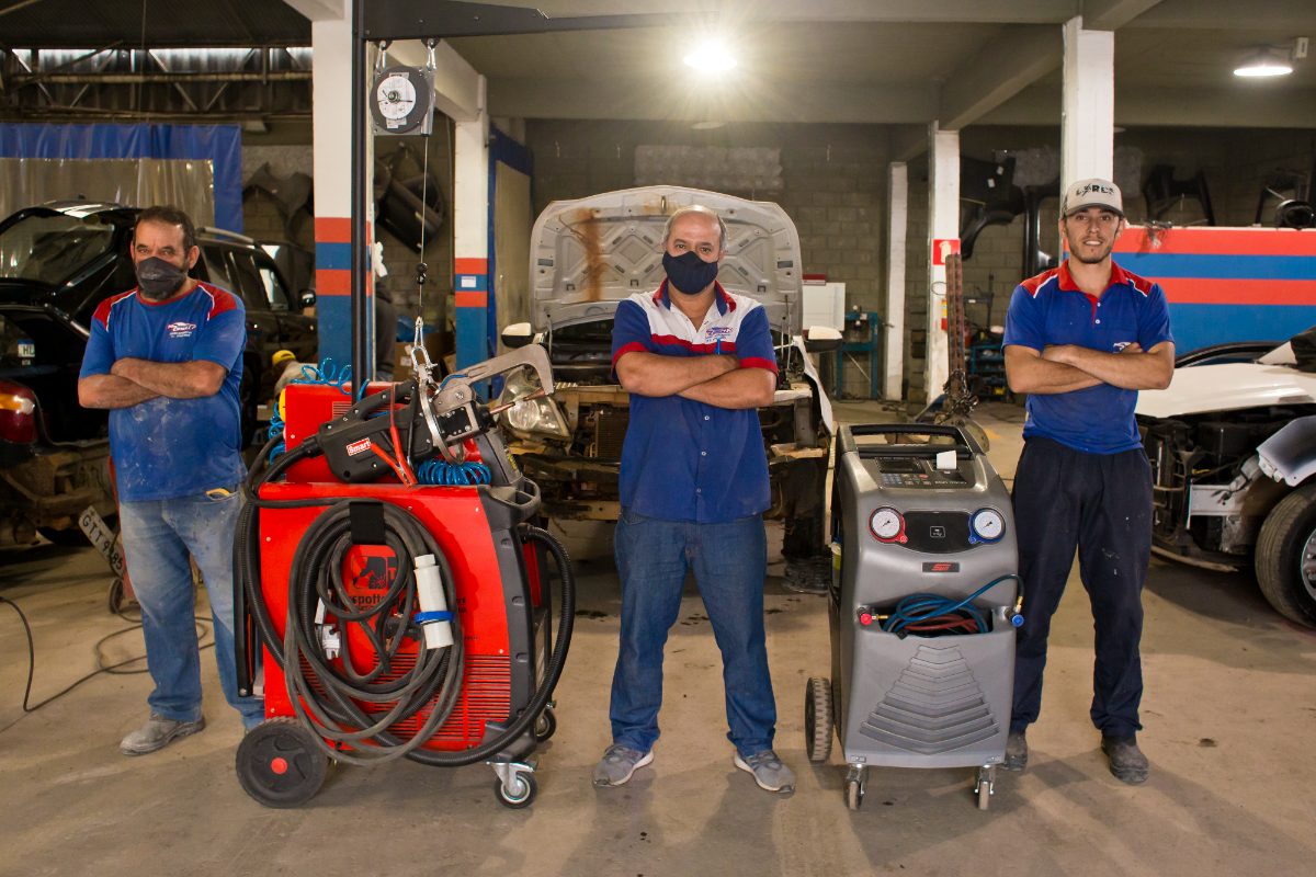 Equipe e equipamentos da oficina
